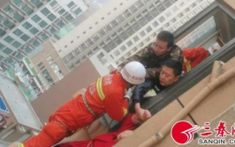 消防员救人坠楼,消防员舍己救人，英勇事迹感动全国